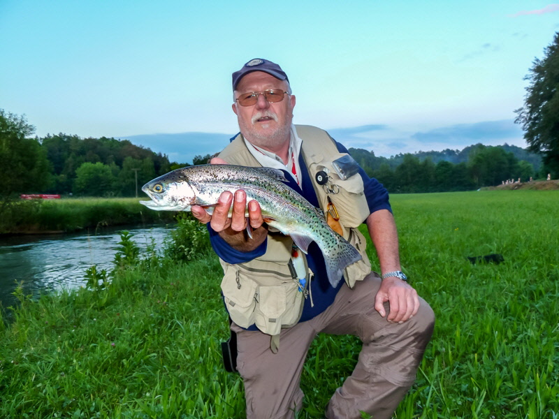 Dieter mit Regenbogenforelle