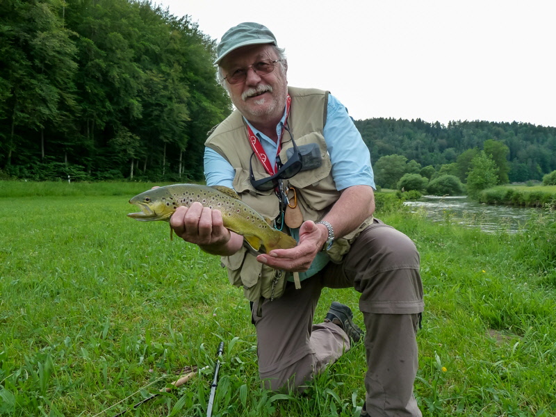 Dieter mit sch�ner Bachforelle